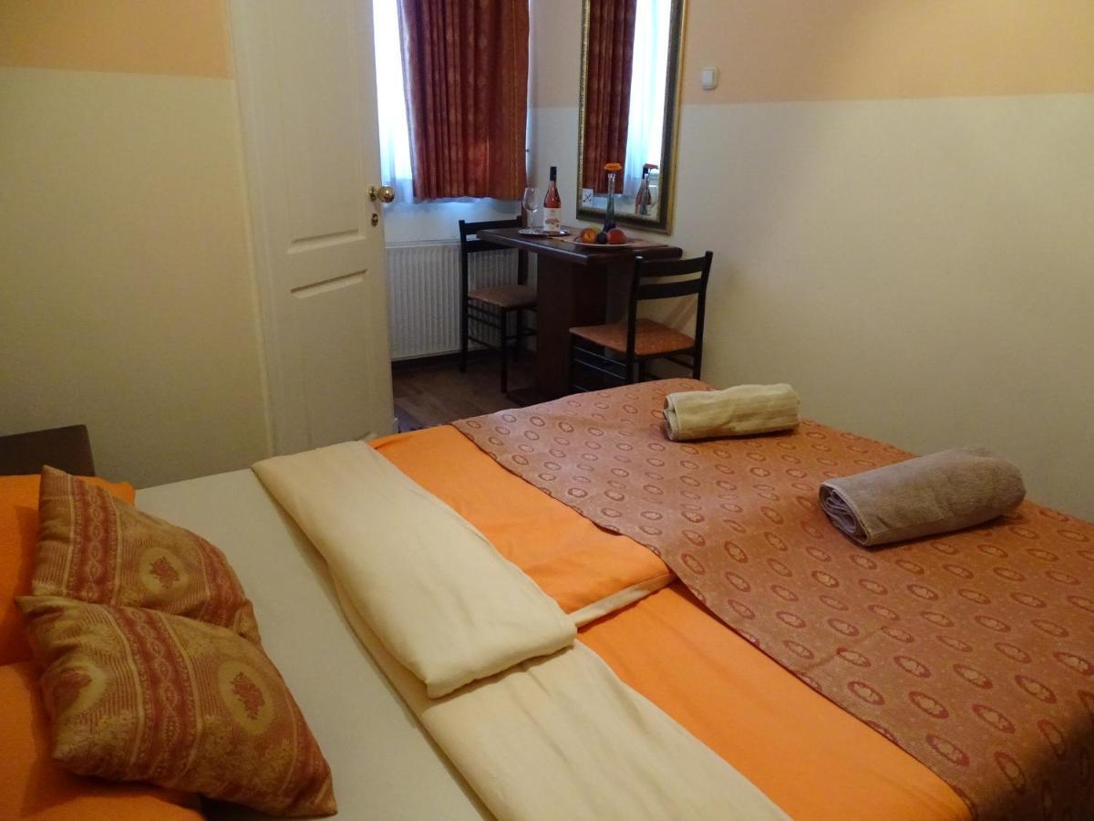 Hotel Casa Latina Boedapest Buitenkant foto